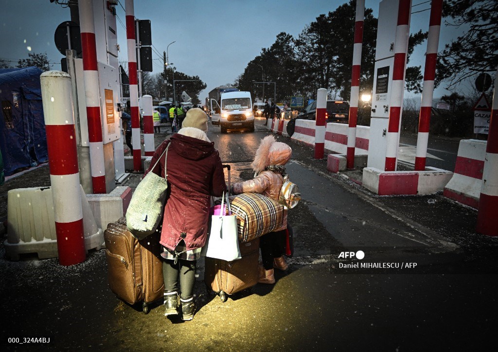 AFPphoto's tweet photo. A Ukrainian mother and her child walk at the Siret border point with Ukraine in Siret city. #AFP 
 📸 Daniel MIHAILESCU https://t.co/uWsWw1KeHP