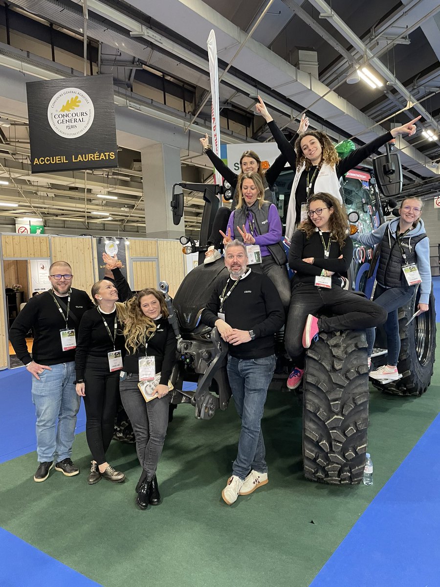 Hey! 
Cette après-midi le stand <a href="/Co_Farming/">#CoFarming</a> est dédié à <a href="/agrikolis/">Agrikolis</a> et toute l’équipe est là 😄

Venez nous voir !
Stand D129, Hall 4

#cofarming #sia2022 #SIAdesretrouvailles #agrikolis #equipe #tracteur
