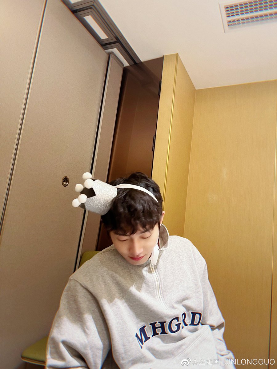 Fallinlove_JLG's tweet photo. 金龙国Weibo更新： ​​​谢谢大家陪我一起过生日🎂 ​​​

＃김용국 ＃JINLONGGUO
＃キムヨングク ＃金龙国 https://t.co/VaJdMesavh