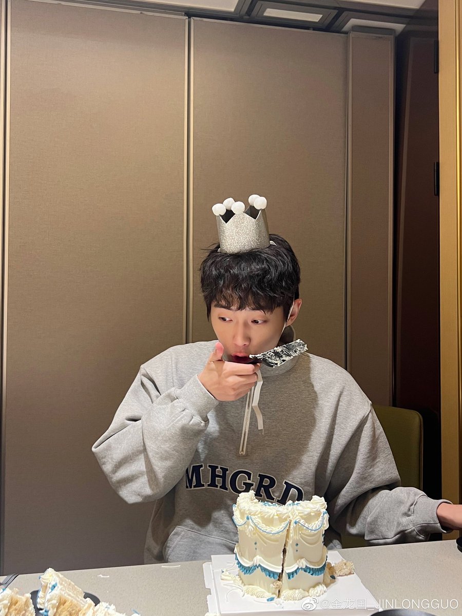 Fallinlove_JLG's tweet photo. 金龙国Weibo更新： ​​​谢谢大家陪我一起过生日🎂 ​​​

＃김용국 ＃JINLONGGUO
＃キムヨングク ＃金龙国 https://t.co/VaJdMesavh