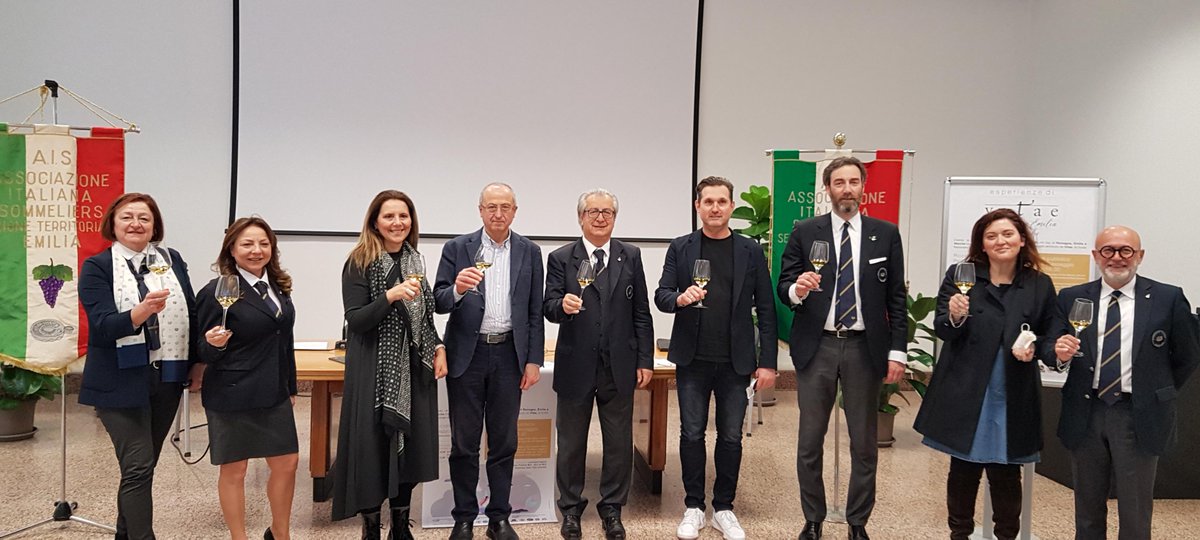 #Riccione per un giorno capitale del vino con 'Esperienze di Vitae'. Protagonisti 71 vini top di #Romagna #Emilia #Marche. Sabato 5 marzo Palazzo del Turismo.
emiliaromagnavini.it/it/evento/66-e…