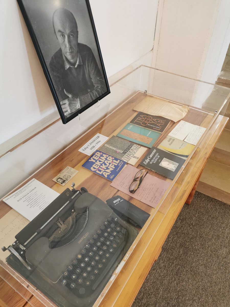 Değerli şairimiz Edip CANSEVER'in kütüphanesini, bazı özel eşyalarıyla birlikte Üniversitemize bağışlayan Cansever ailesine teşekkür ederiz. 👏🏼👏🏼📚🦉

#msgsü140yaşında