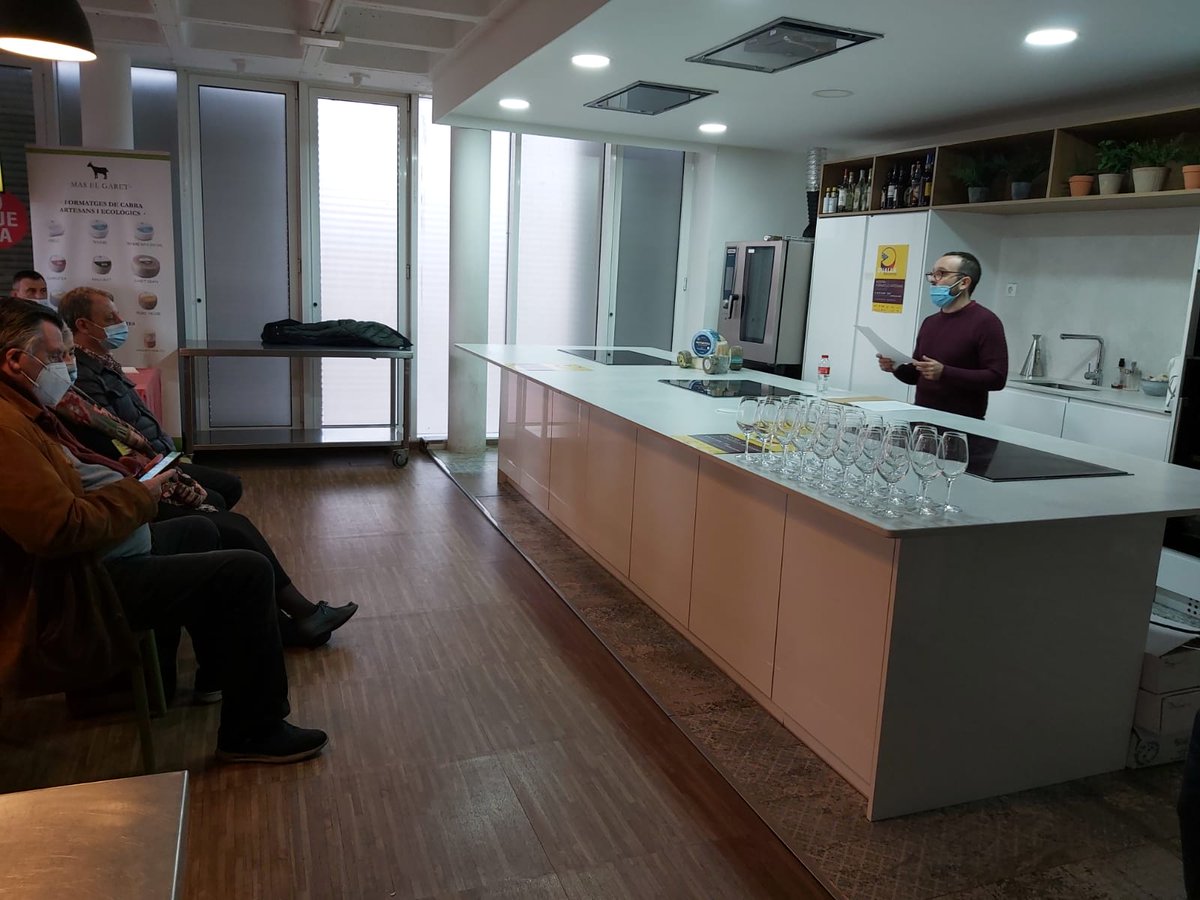 QuallaBarcelona's tweet image. Iniciem la Jornada de presentació de #QuallaBarcelona 22', 🧀 amb la intervenció 💬 de Josep Martí, president d'#Acrefa, @sanglasdavid i @ToniGerez.

👉 Seguim amb el networking 🙌 entre formatgers i assistents, acompanyat de vins de la @dopenedes. 

Gàcies a tothom per venir! 👏