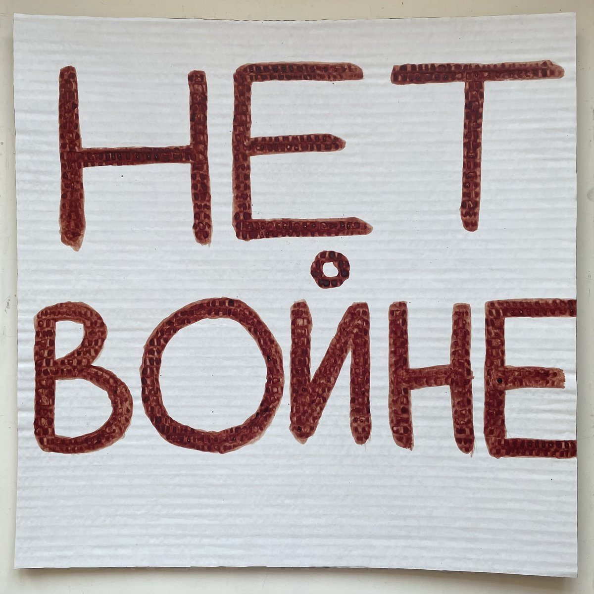 0naluna's tweet photo. #нетвойне 
кровь на картонке https://t.co/3wVPIz7T84