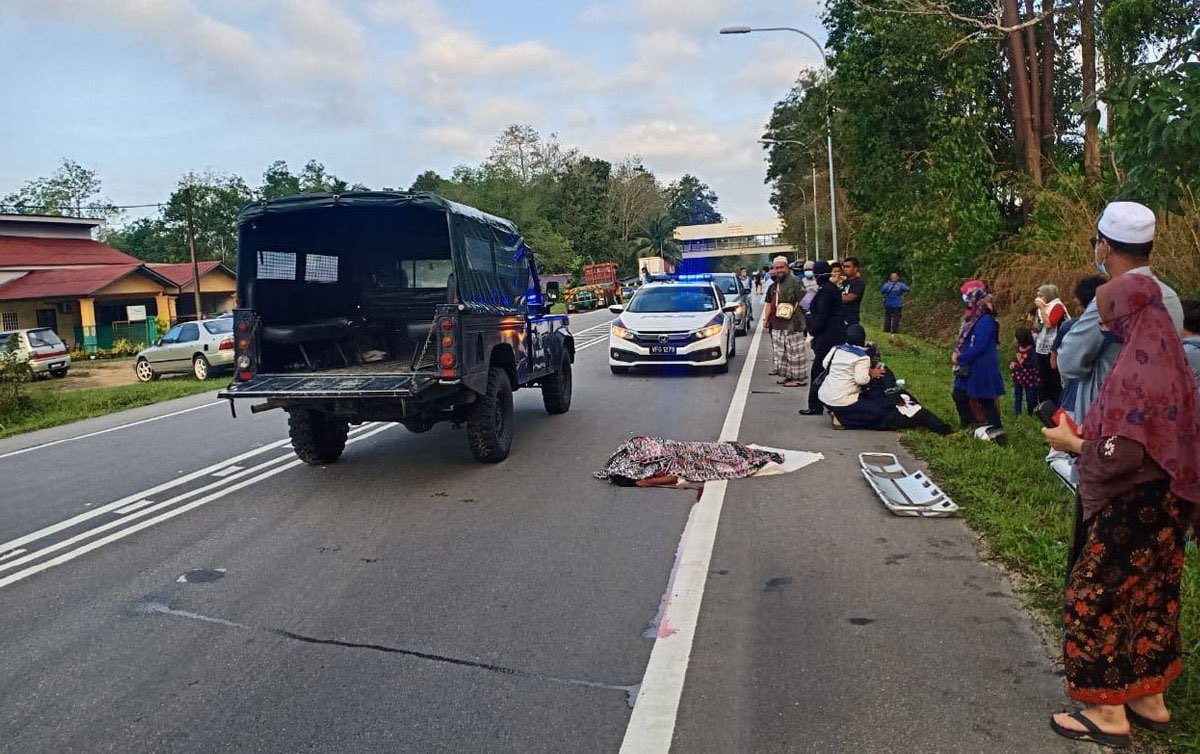 redzuanNewsMPB's tweet photo. Tragedi hantar anak ambil SPM.

Pemandu lori maut dilanggar kereta ketika melintas jalan selepas hantar anak lelakinya di pintu pagar sekolah.

Kejadian berlaku d KM 6 Jalan Machang-Pasir Puteh 7.20 pagi tadi.

Mangsa Zainudin Ab Samat, 56, meninggal dunia di lokasi kejadian https://t.co/BdCgYF9NCU
