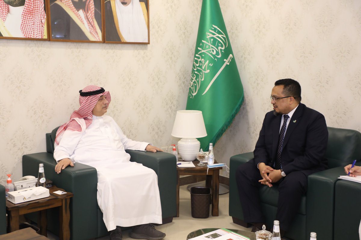 ynbcci's tweet photo. رئيس #غرفة_ينبع أ. أحمد الشغدلي يستقبل القنصل العام لجمهورية جنوب أفريقيا أ. محمد قاسم جبريل، بحضور النائب الأول للرئيس م. مالك الحمدي، وعضوي المجلس م. ريم قرنبيش و أ. عبد الله الجهني وأمين عام الغرفة أ. ماجد الرفاعي، وجرى خلال اللقاء مناقشة الموضوعات ذات الاهتمام المشترك. https://t.co/DDlfcxEUQ3