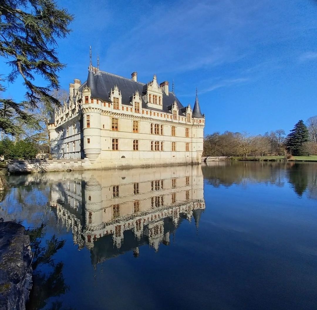 MyLoireValley's tweet image. Le beau château Chateau d'Azay le Rideau - officiel  qui admire son architecture de la renaissance dans son miroir d'eau.🏰
📷 @lecmn (instagram) @leCMN 
#ValdeLoire #touraine #azaylerideau