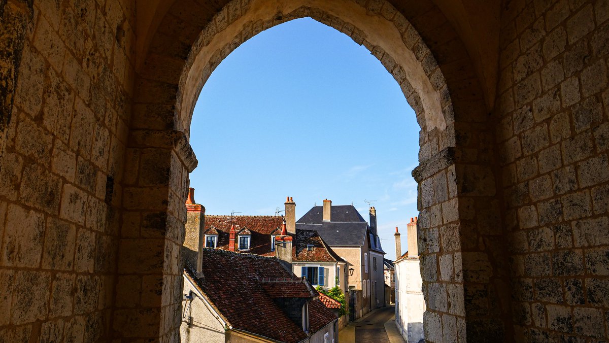 MyLoireValley's tweet image. Faisons un petit détour par la cité médiévale de Mehun-sur-Yèvre connu entre autres pour sa porcelaine. Y êtes-vous déjà allé ? Qu'avez-vous préféré ? 😊
📷 ©Boussole Voyageuse
#ValdeLoire #Berry #Cher