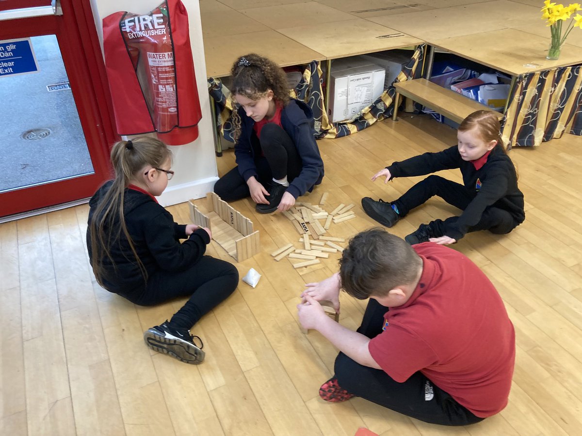 Dosbarth Yr Wyddfa are being creative learners, working collaboratively to build a bridge <a href="/XploreScienceUK/">Xplore! Science Discovery Centre</a> <a href="/MaesYMynydd/">Ysgol Maes Y Mynydd</a>