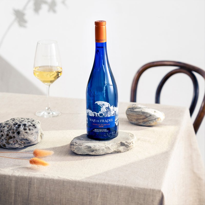 Our 100% Godello variety 💙

Our recommendation: its intense and tropical fruit invites to pair it with raw seafood, sea urchins, oysters or clams and with raw or marinated fish such as salmon, swordfish, tuna...

#MardeFrades #Albariño #DoriasBaixas #Godello #March