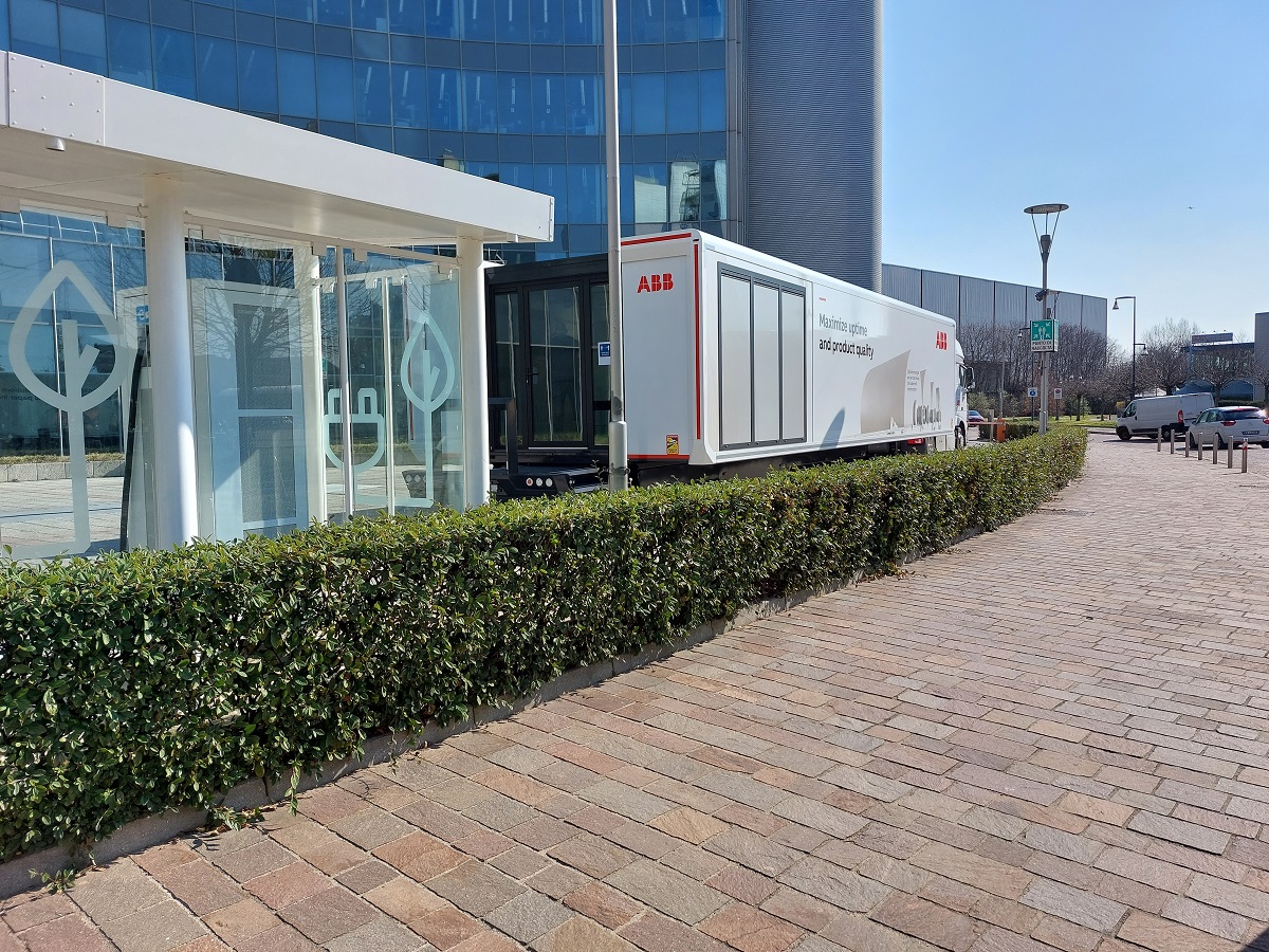 ABBItalia's tweet photo. Il nostro #PulpandPaper #DemoTruck inizia un altro viaggio.
Dopo una breve sosta a Sesto San Giovanni (MI), riparte con il suo carico di soluzioni #digitali ed #efficienti per un'#industriacartaria sempre più #sostenibile.
#ABB #ProcessAutomation #sostenibilità https://t.co/zKMb91WYz9