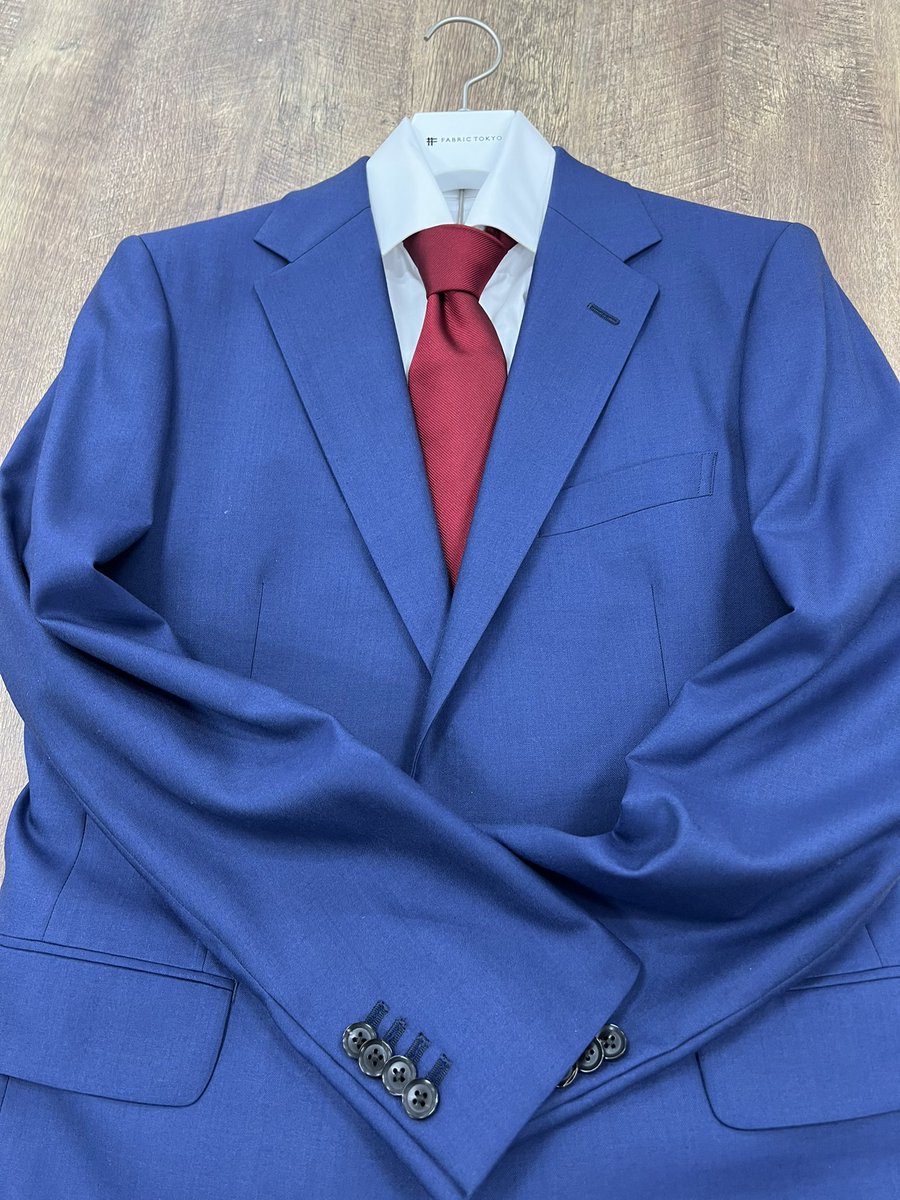 ryugagotoku 「赤ネクタイ 白シャツ、青ジャケ カタギ見え」 鮮やかな青スーツに純白のシャツ、真っ赤なネクタイを組み合わせた定番の漫才師さんコーデ。百歩譲ってもタクシーの運転手さんにしか見えない組み合わせですので、カタギ見えを狙う方におすすめです。  #カタギ ..., image size:900x1200