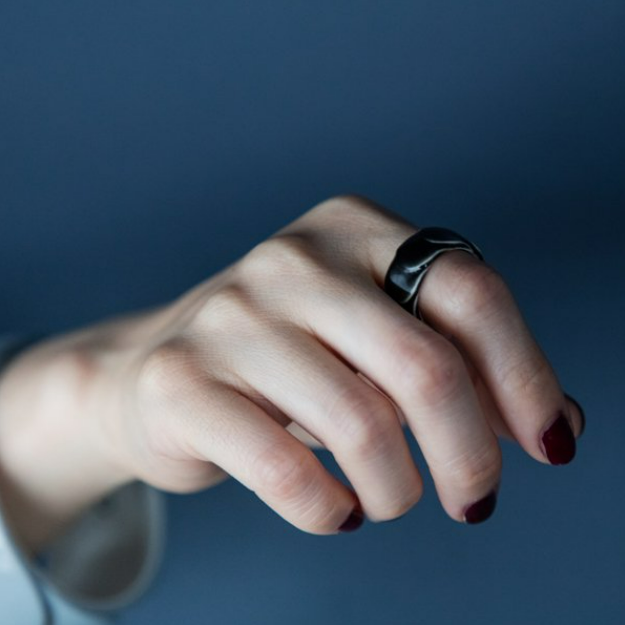 ec_maclogi's tweet photo. 有田焼の歴史と技術を継承するグローバルブランド
「2016/」の Ring DRAKE RING（リングドレイクリング）。鱗を用いたシンプルなデザインながら、有田焼の美しさを持ち合わせる素敵な指輪です✨
中の人は今月購入予定です😌💍
#有田焼 #2016arita
https://t.co/XX1rcOrA1l https://t.co/3lEuRdAvl2