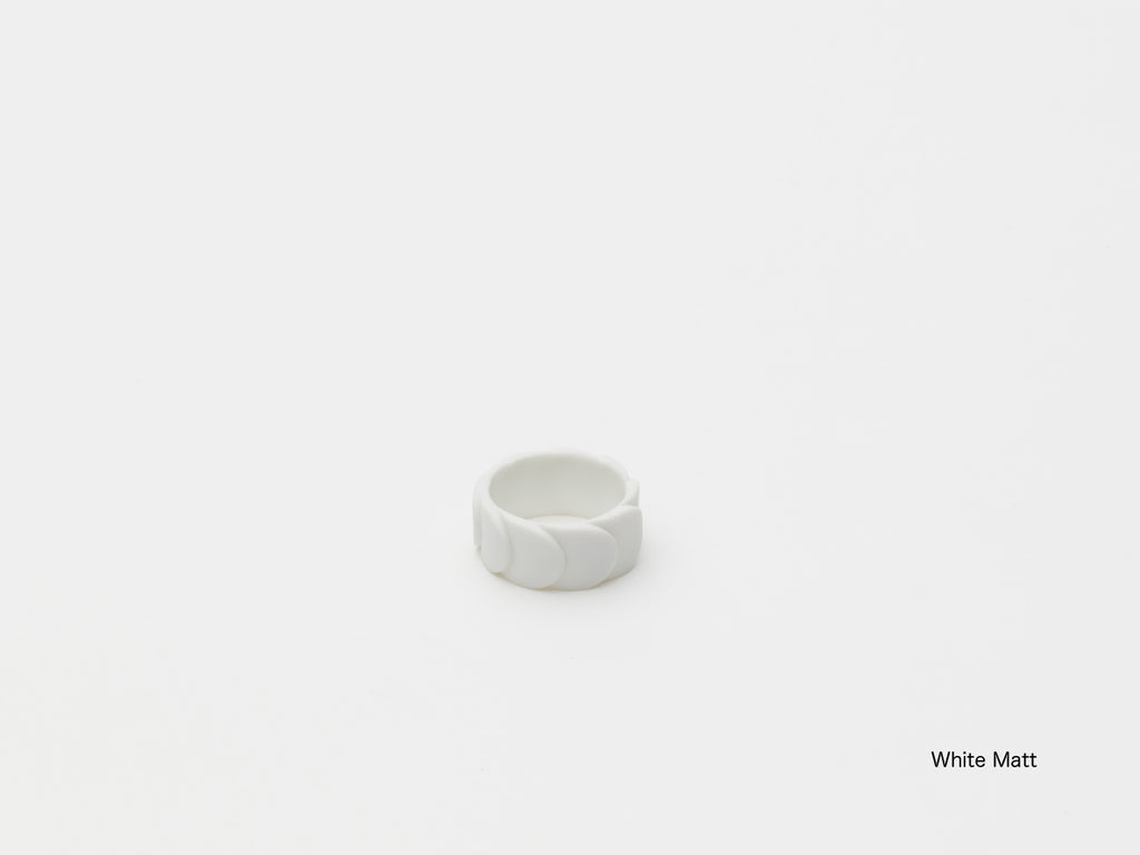ec_maclogi's tweet photo. 有田焼の歴史と技術を継承するグローバルブランド
「2016/」の Ring DRAKE RING（リングドレイクリング）。鱗を用いたシンプルなデザインながら、有田焼の美しさを持ち合わせる素敵な指輪です✨
中の人は今月購入予定です😌💍
#有田焼 #2016arita
https://t.co/XX1rcOrA1l https://t.co/3lEuRdAvl2