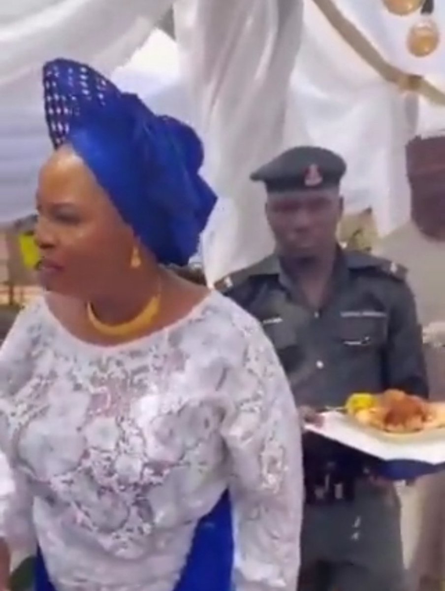 SaharaReporters's tweet image. Nigerians React As Buhari’s Appointee, Nimota Akanbi Turns Policeman To 'Errand Boy' At Kwara Event | Sahara Reporters bit.ly/36J4IhB