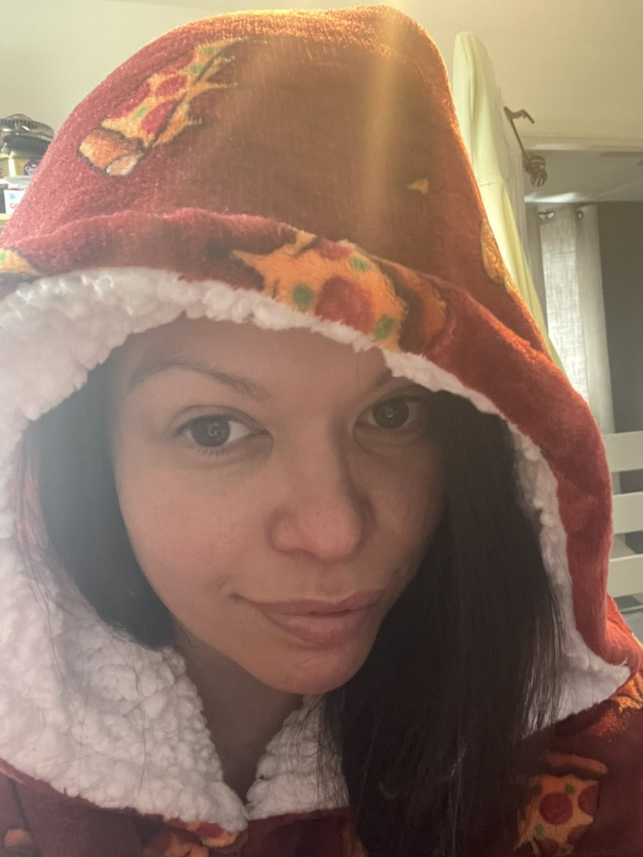 The benefits of working from home:
No1. No make up* 👁
No2. Dress code - Oodie! 😄

*I realise this is a choice but I always look super tired without it 😂