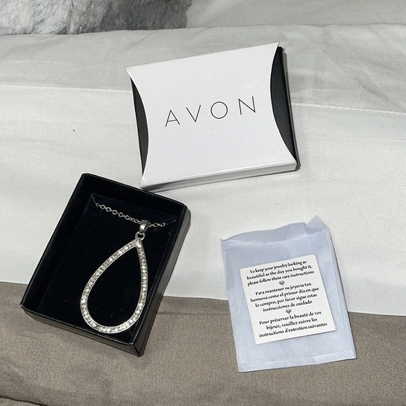 Dem37551067's tweet photo. So good I had to share! Check out all the items I'm loving on @Poshmarkapp from @ahava_couture #poshmark #fashion #style #shopmycloset #avon: https://t.co/pSdLhEqeng https://t.co/wbo5FGqjs3