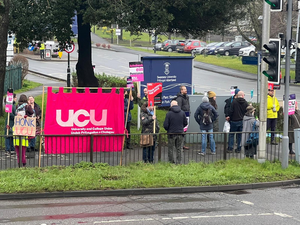 maryhgagen's tweet photo. Loads of love &amp; solidarity wt @SwanseaUcu @students_staff @SwanseaUniSU on #StudentStrike day 💚🙏💪. It's really simple, bad working conditions for staff make for bad learning conditions for students #OneOfUsAllOfUs @USSbriefs 📷 Dr Richard Smith https://t.co/5ePjeWEWsg