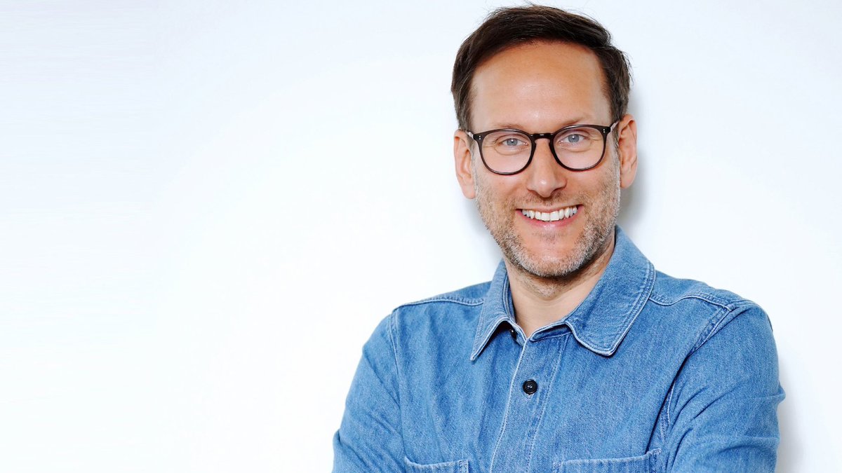 RTL_com's tweet photo. Seine Stimme begleitet seit Jahren Millionen Menschen durch den Vormittag: Simon Beeck. Ab März ist der beliebte #1LIVE-Moderator auch für #GMD im Einsatz. Seine erste Sendung moderiert er bereits kommende Woche. Herzlich willkommen, lieber Simon 😀👍  https://t.co/nXjemKwI9U https://t.co/aUagBxZ425