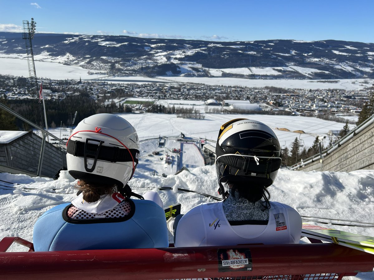 TMieczynski's tweet photo. Wciąż czekamy na rozpoczęcie skakania w Lillehammer. Startują przedskoczkowie.#skijumpingfamilly https://t.co/9Oll1oNZZg
