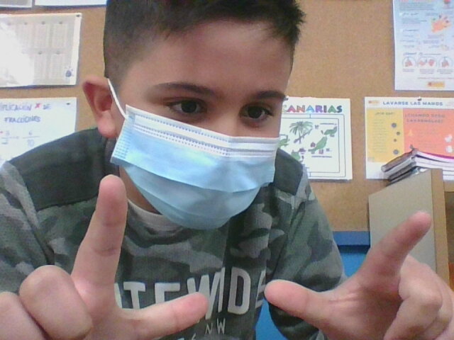 Hi! 
I'm joaquin
I'm 11 years old
I've got brouwn hairs and big eyes
I'm medium
I like kuking
I dont like monday