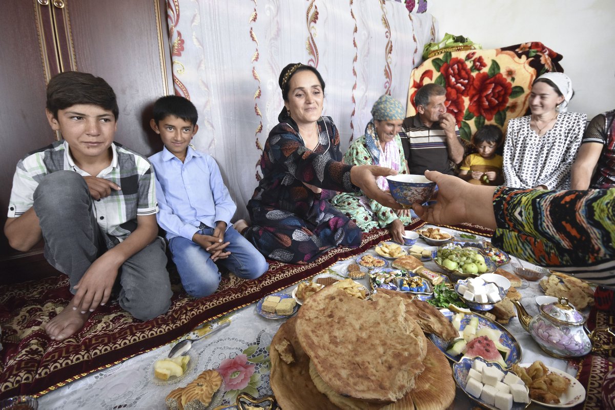 Таджикистан сегодня как живут. Быт таджиков. Быт таджикской семьи. Таджикистан быт людей. Семья и быт таджиков.
