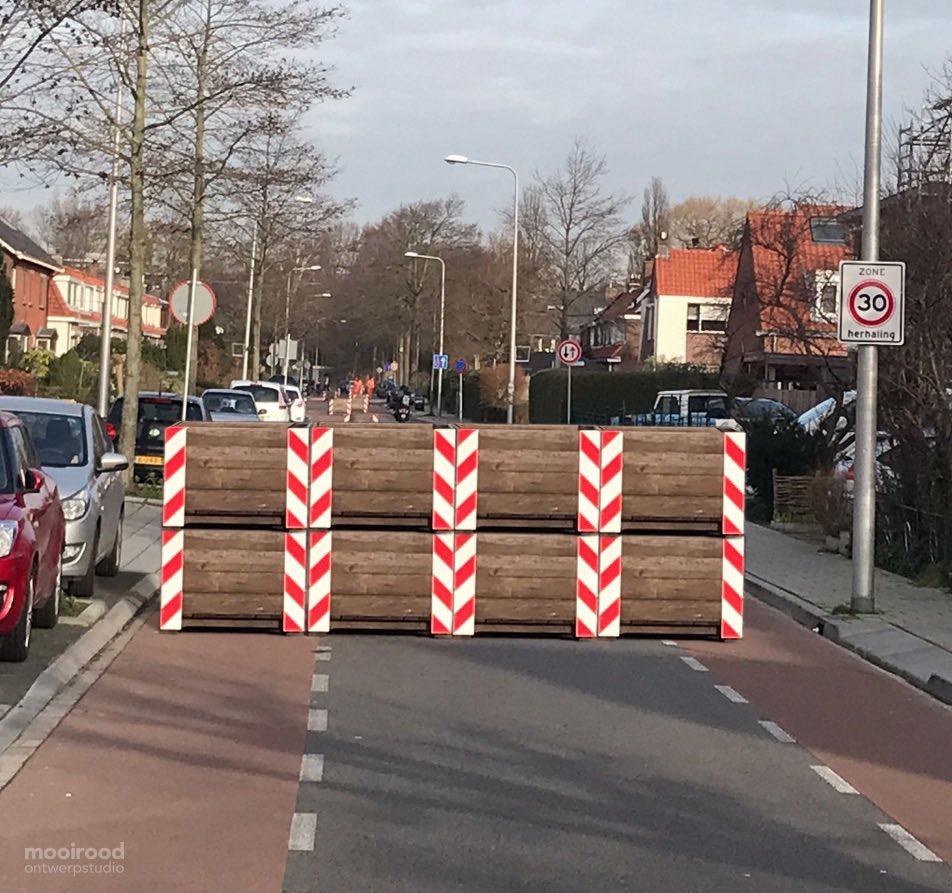 MooiRood's tweet photo. Vandaag start @GemWestland met het plaatsen van de bloembakken op de #Ambachtsweg in #Wateringen. Dit haalt de vaart er wel lekker uit zo.. #wldebat https://t.co/96JL6FbCAE