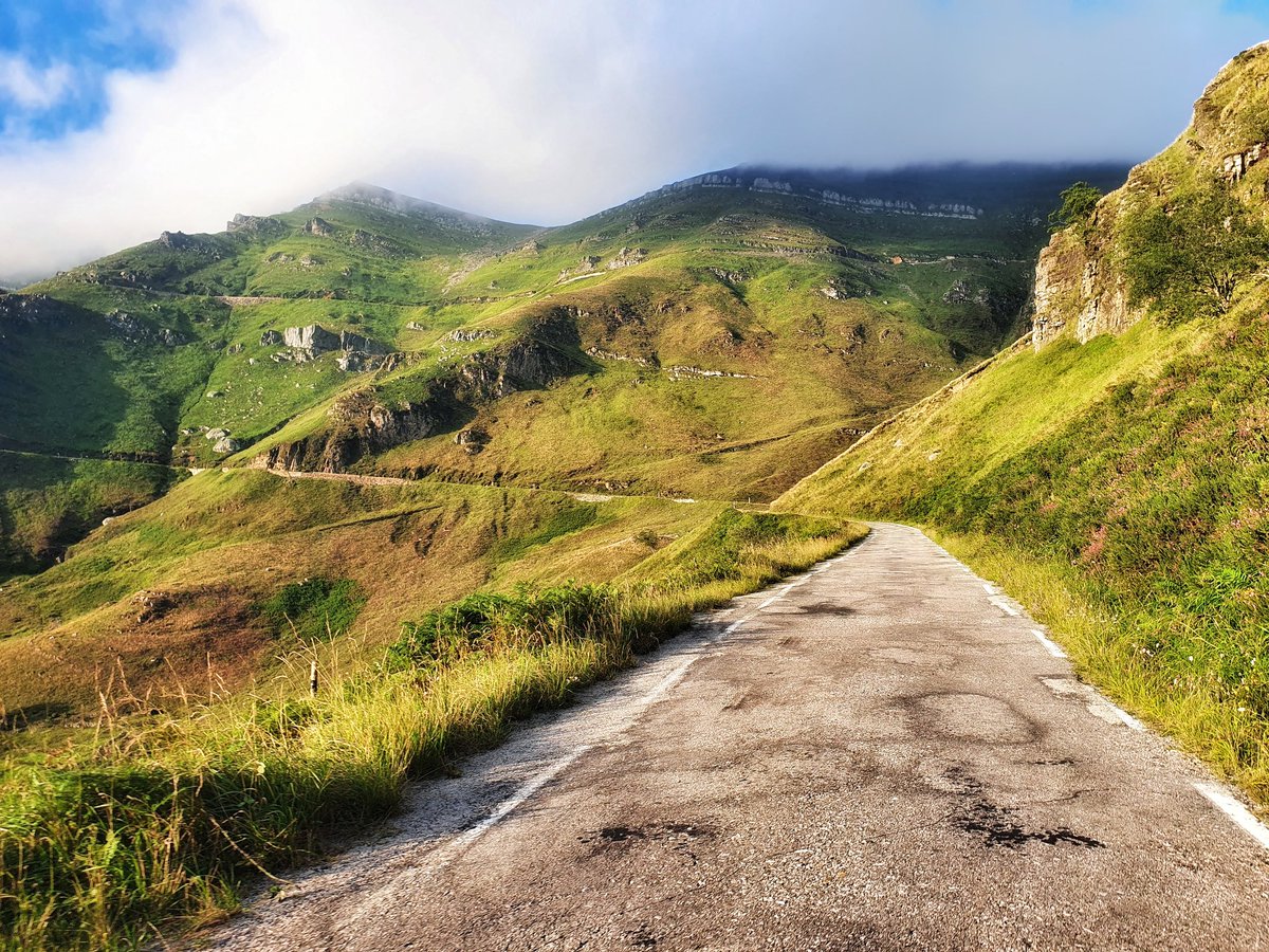amantes_cycling's tweet photo. La Lunada (Liérganes, Cantabria)
- Altitud 1.320 m
- Longitud 31 km
- Pendiente media 4%
- Desnivel 1.245 m
-Hay emociones que no pertenecen al mundo de la palabra. La que uno experimenta al enfrentarse al Portillo de Lunada es un buen ejemplo. https://t.co/Jm7BxlRVSn