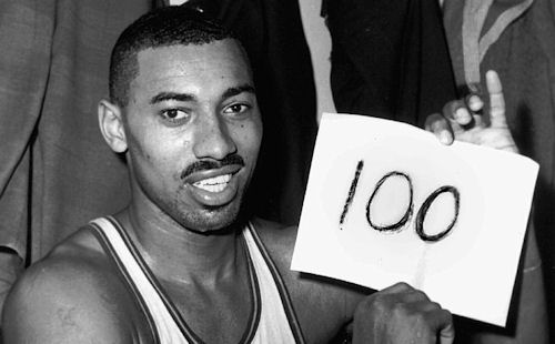 basketusa's tweet photo. Il y a 60 ans, Wilt Chamberlain réalisait l’impossible : 100 points en un match https://t.co/daPYqkRDDx https://t.co/PjUhl442pk