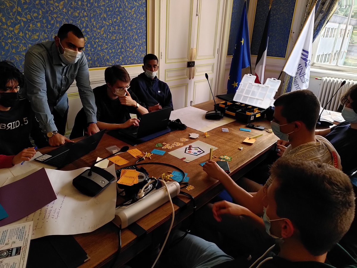 l__carraro's tweet photo. Bravo aux étudiants de @MINES_StEtienne pour leur créativité : conception de jeux sérieux sur le cycle de vie des smartphones #DynamoDays #PhonEthic @Fairphone https://t.co/5mBftiEtZB