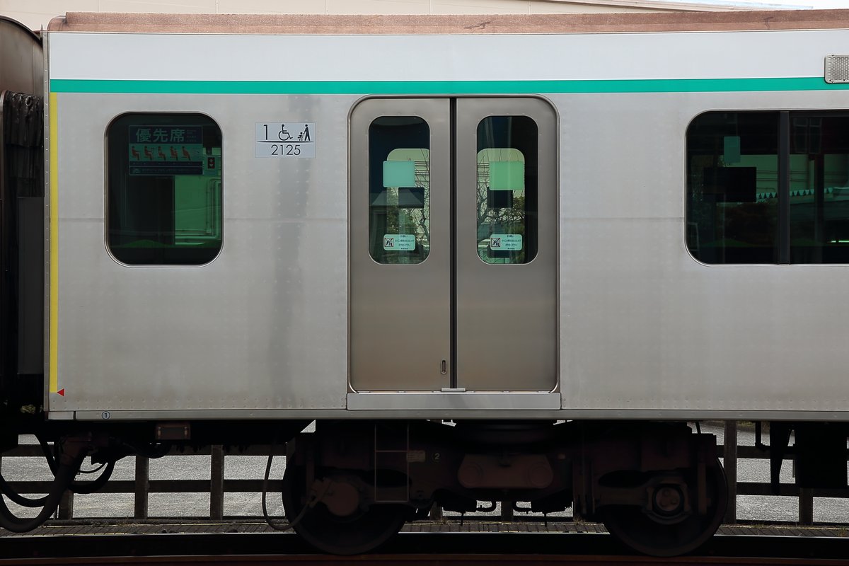 Tokuchan4698606's tweet photo. 2022年3月2日(水)
東急2020系2125F
長津田車両工場入場
2125Fが恩田へ入場しました。
入場後、アントの付いた状態で入れ換えが行われました。
3000系(中間車)の甲種輸送が施行されましたが、通常のスジで入場。今後2020系を恩田で見る機会が増えそうですね。
#東急2020系
#2125F https://t.co/CUAxsldCDW
