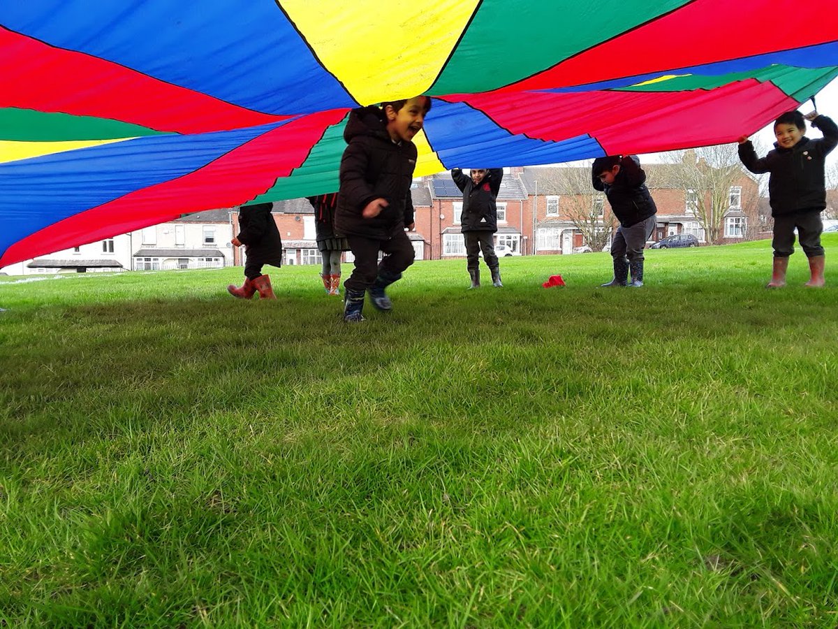 NULS_Nursery's tweet photo. Developing team work today! We encouraged the children to respect each other and work together using our play-parachute........additional fun was including rice paper to waft into the air to be caught on the breeze. #LittleNULS #WeareNULS #excellentEYFS https://t.co/kThrRFJA1u