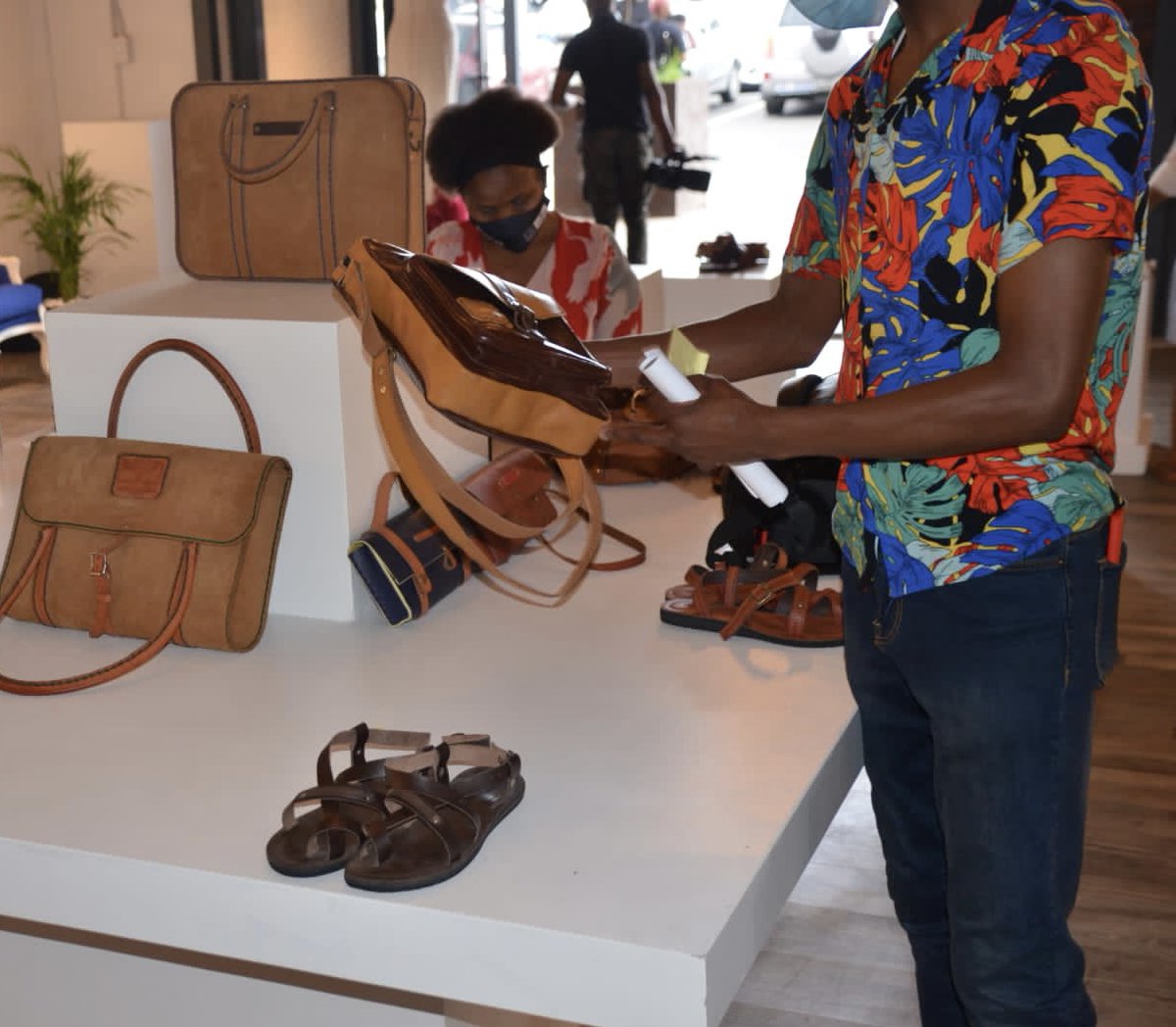 Dbnfashion_fair's tweet photo. Add fun to your outfit and accessorise. Go to the DFF Emporium and choose from a number of designs by MANDELA KREATIONZ, PIGEON PEACEFUL, AFRICAN PASSIONS DESIGNS &amp; ALUDE ART. Located @ Umlazi Mega City The Pavilion Shopping Centre and Midway Crossing. #dff2022 #buylocal #fashion https://t.co/OXDy16JbOs