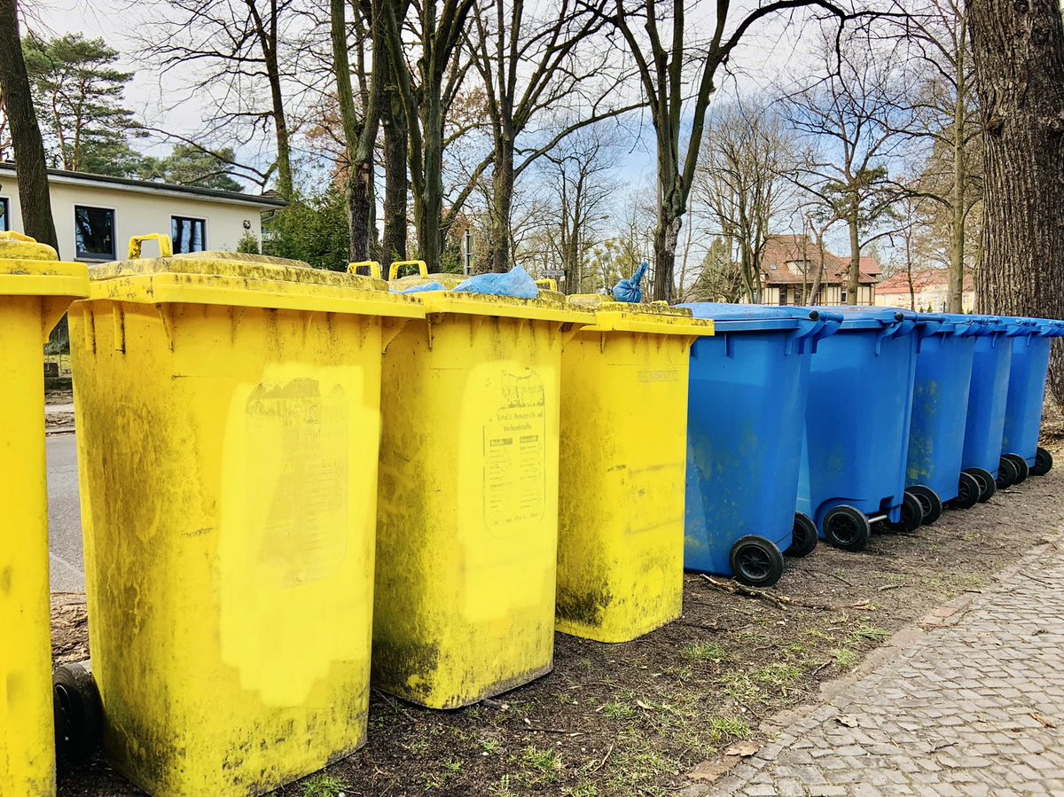 MissesSerious's tweet photo. Große #Ukraine-Soli-Aktion heute in #Potsdam - fast alle machen mit 🇺🇦 https://t.co/wpkSlPE8hh