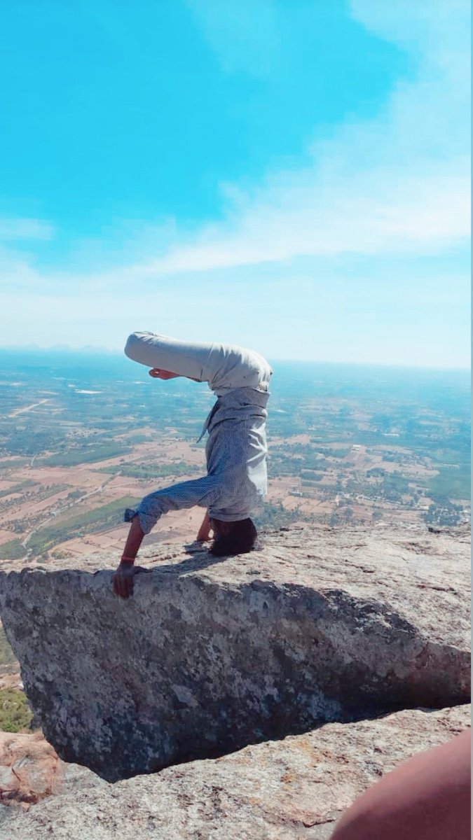 Chethan89299554's tweet photo. Shivagange hill
KINGOFASANA 👑
#yogainstrctorchethanv
#yogi #yoga #yogateacher
#yogalife #yogapractice #yogapose #UNIVERSE #World #India #Karnataka #kannada #kannadiga https://t.co/LPbax4hzwD