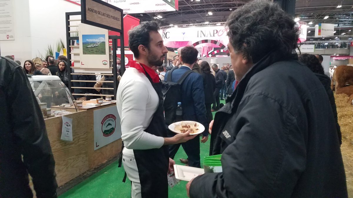 aqui_fr's tweet photo. #EnDirect du stand de la @NvelleAquitaine (Hall 1) où les stands sont entourés des races de la Nouvelle-Aquitaine : #Limousines, #Parthenaises, #Bazadaises, #Blonde d'Aquitaine.
cc. @Salondelagri #SIA2022 https://t.co/PEjiXTvs45