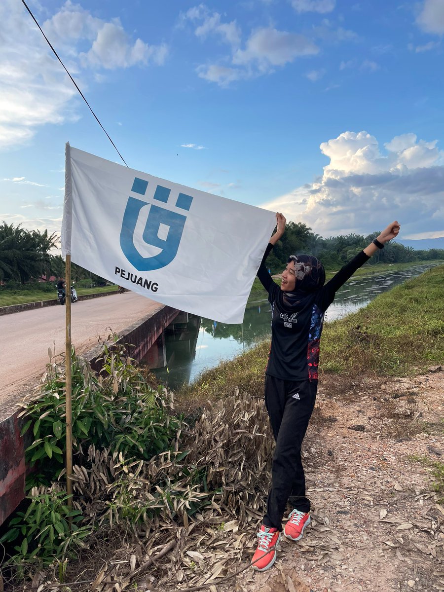FaizFaizpuyu's tweet photo. Perang bendera ft model tidak berbayar #PRNJohor #JohorMemilih #N09 https://t.co/ZcLVV1jk3l