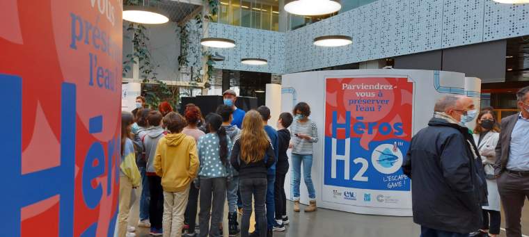 capsciences's tweet photo. [ #Inauguration ] Escape Game H₂O : serez-vous le héros qui préserve l’eau ?💧

L’Eau de @BxMetro, Cap Sciences et l’agence de l’eau @Adour_Garonne lancent un jeu itinérant sur le thème de l’#eau, ressource indispensable, fragile qu’il faut préserver, bravo à tous !👏 https://t.co/DQXd0AV0rl