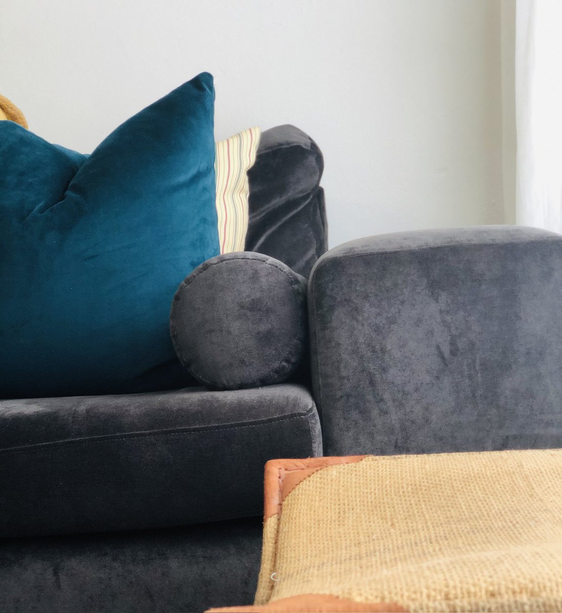 itu_mzimba's tweet photo. Guys, when you find cushions like this at someone's place, do you remove them before sitting or just sit your ass down and lean your back on them? 

#Notfighting https://t.co/yZeFmxnVUy