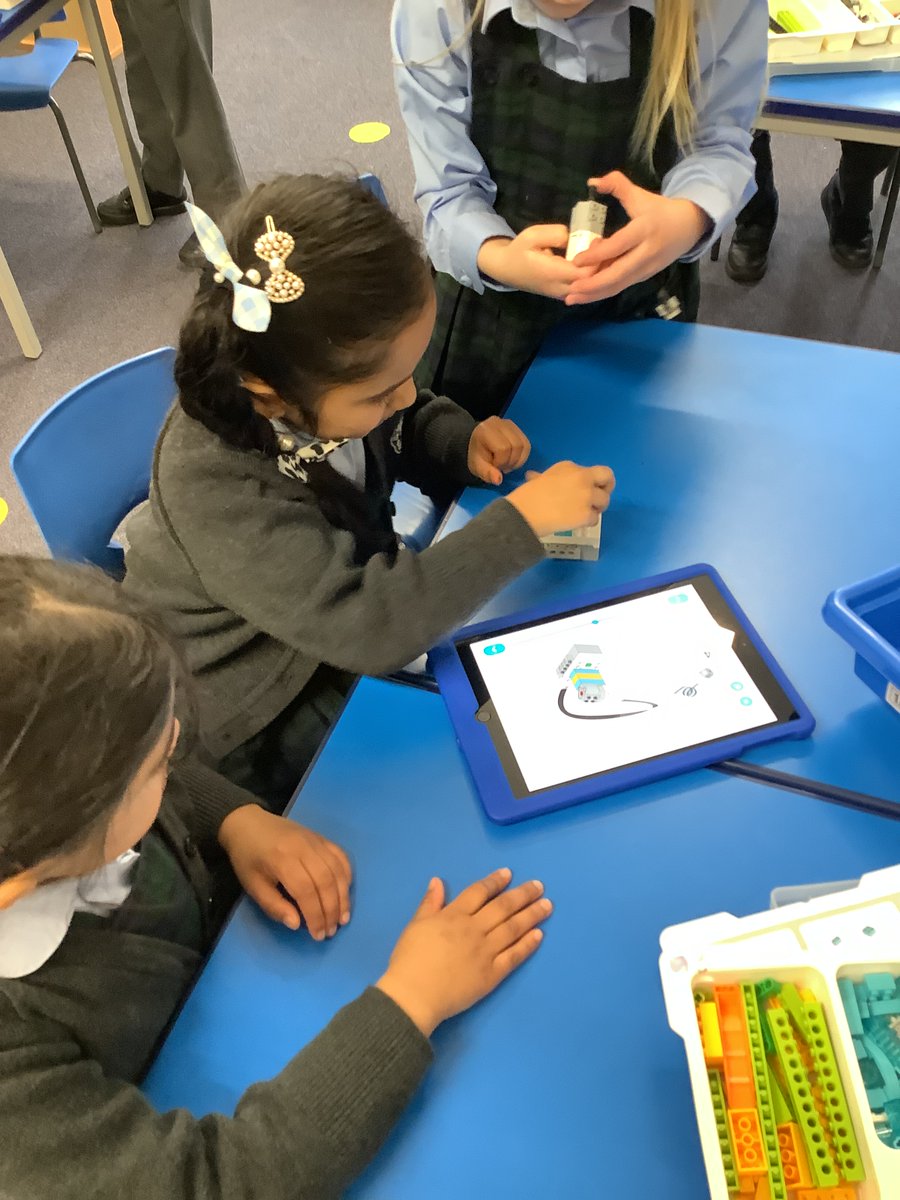 TechnologyDHS's tweet photo. In #CodingClub this week, year 1 have been using #LEGO WeDo to make their #robot snails light up! #WeLoveCoding #coding #EngineeringWeek #Engineering #STEM #teamwork #curiosity https://t.co/WqbuEHlNg4