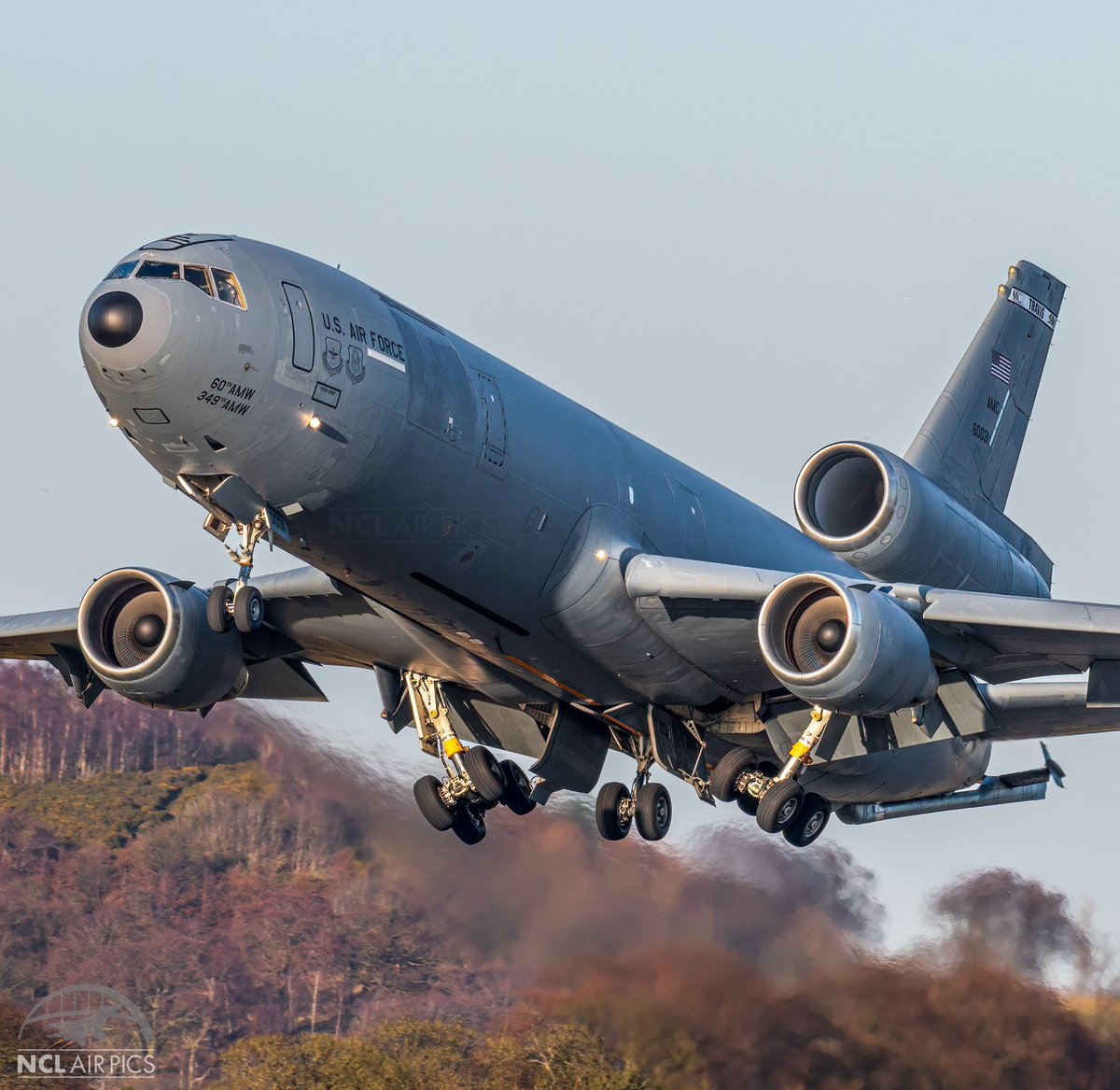 NCLairpics's tweet photo. 🇺🇸 #USAF @usairforce McDonnell Douglas KC-10A Extender 86-0031 “GOLD72” of @349AMW rotating out of @EDI_Airport after diverting in due to strong winds at Prestwick. #Aviation @AirmanMagazine https://t.co/4ikb7ermk3
