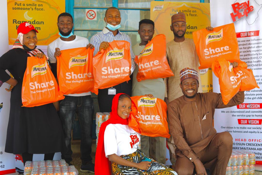 mendedwingx's tweet photo. Rayofhope in collaboration with maltina were amidst d needy to share packages of items..Help d poor nd in turn d favours nd blessings of God wil surely shower upon u.God bless d instrument of hope to d hopeless @RayOfHopeN nd d able philanthropist behind it success @Rahma_sadau https://t.co/3gME1AS67s