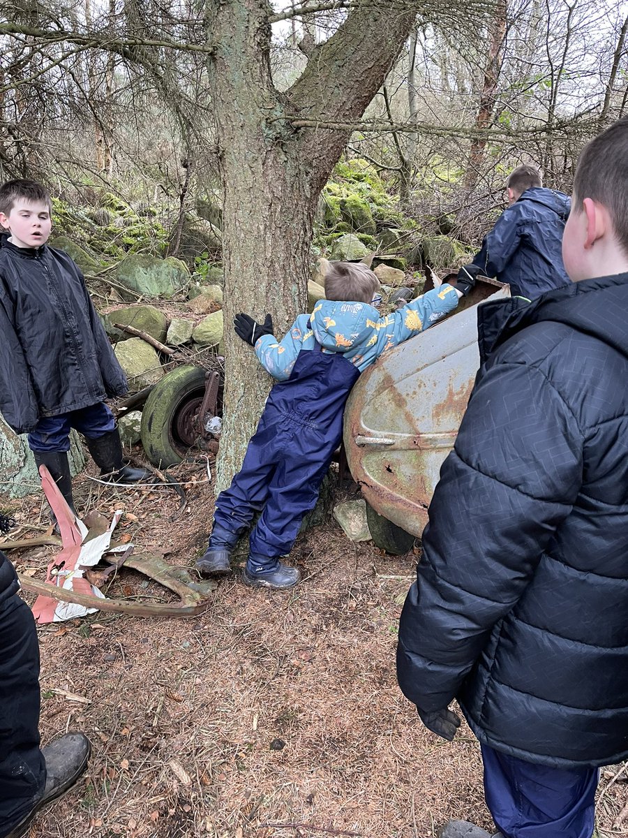 CSCClass1's tweet photo. We loved outdoor learning this afternoon with @csc_class3 and Mr Hughes! Lots of exploring, team work and bird watching! @LoveWestLothian @wlconnolly https://t.co/8pOOEfQOew