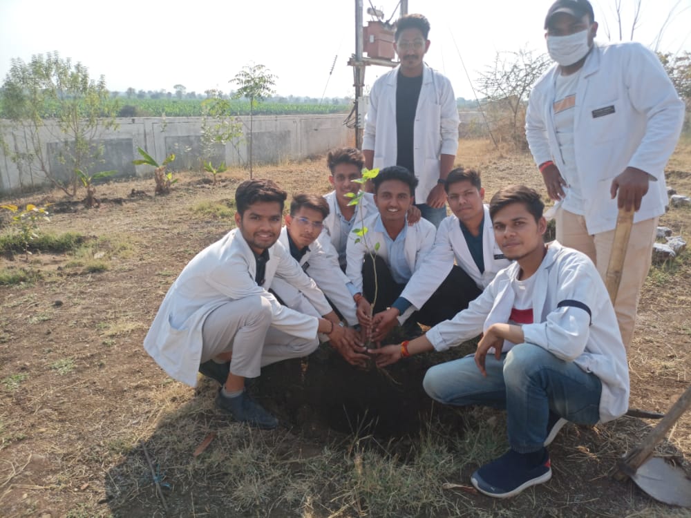 AjaySen2512's tweet photo. शासकीय स्वशासी आयुर्वेद महाविद्यालय बुरहानपुर में 
पांच सूत्रीय मांगो एवं आयुर्वेद महाविद्यालय बुरहानपुर में शिक्षकों की समस्याओं को ��ेकर समस्त छात्र छात्राएं कई दिनों से संघर्ष कर रहे हैं 
हड़ताल पर बैठे छात्रों द्वारा  सातवें दिन वृक्षारोपण का  कार्यक्रम किया गया । https://t.co/LskgX79ep0