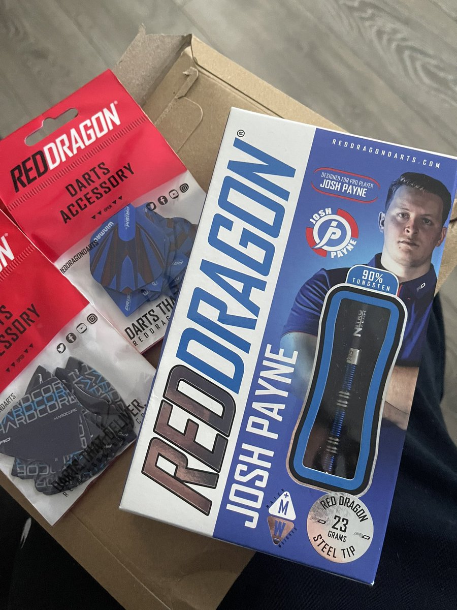 Knew I wanted these after watching @Neilsdarts review, finally pulled the trigger yesterday afternoon also took a chance on the new freestyle flights see how that goes later. Delivered this morning first class service from <a href="/reddragondarts/">Red Dragon Darts</a> as usual!