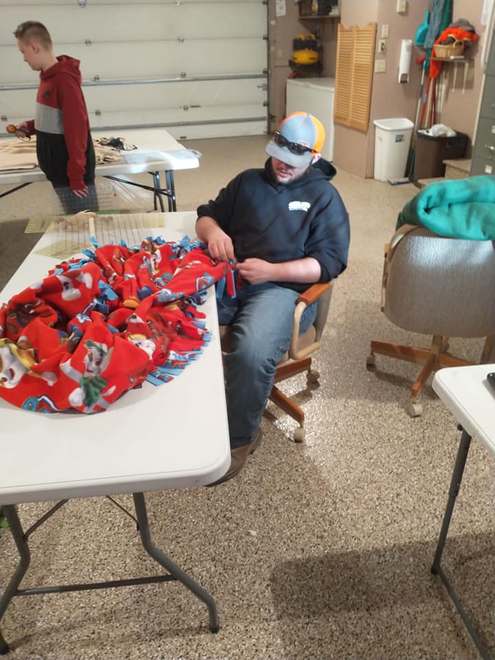 Nebraska4H's tweet photo. The cold temperatures don't slow our #NE4H #TrueLeaders down! The Toby Creek Clovers 4-H Club from Sarpy County spent an afternoon earlier this year making 8 blankets that they donated to @ProjectLinus for children who are ill, traumatized, or in need. @DouglasSarpyExt https://t.co/850zSCA0z1
