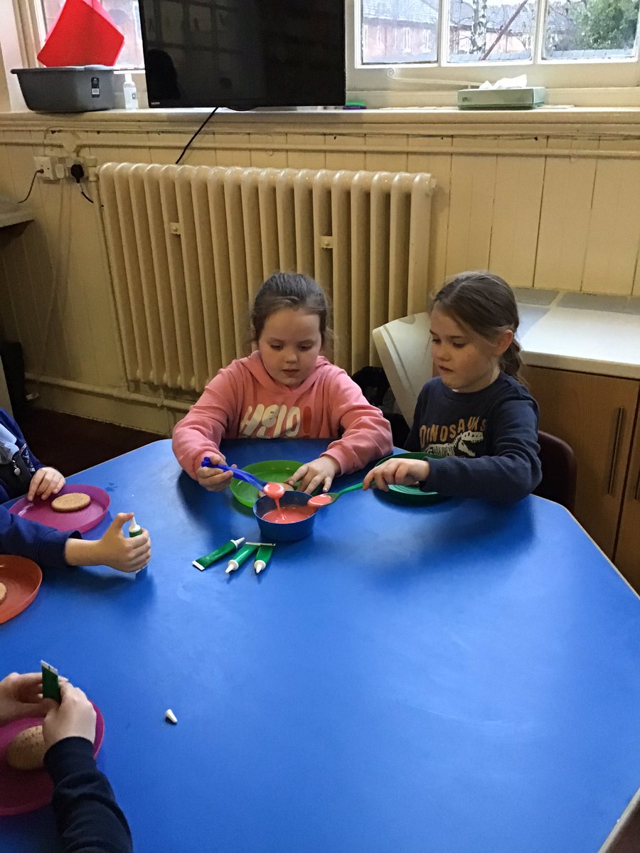 ClaphamTerrace1's tweet photo. Rockets children enjoying taking part in creative activities! #decoratingbiscuits #hammabeads #roleplay #drawing https://t.co/RJzKvDq7WE
