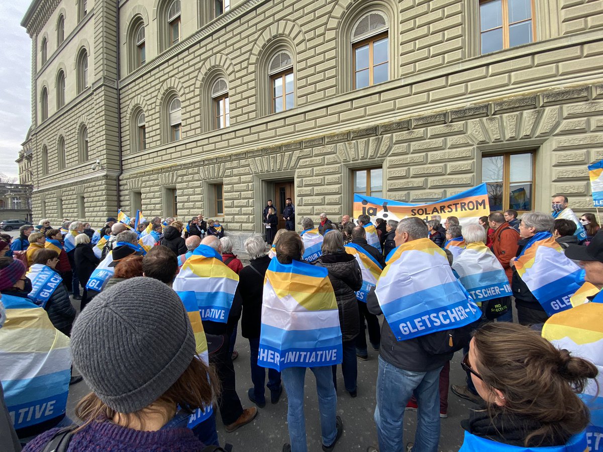 AbuelitoPec's tweet photo. Aujourd’hui à Berne. L'initiative veut ancrer les objectifs de l'accord de Paris sur le climat dans la Constitution et mettre la Suisse sur le cap du climat. #initiativepourlesglaciers #Gletscherinitiative https://t.co/z8hrq9hy05