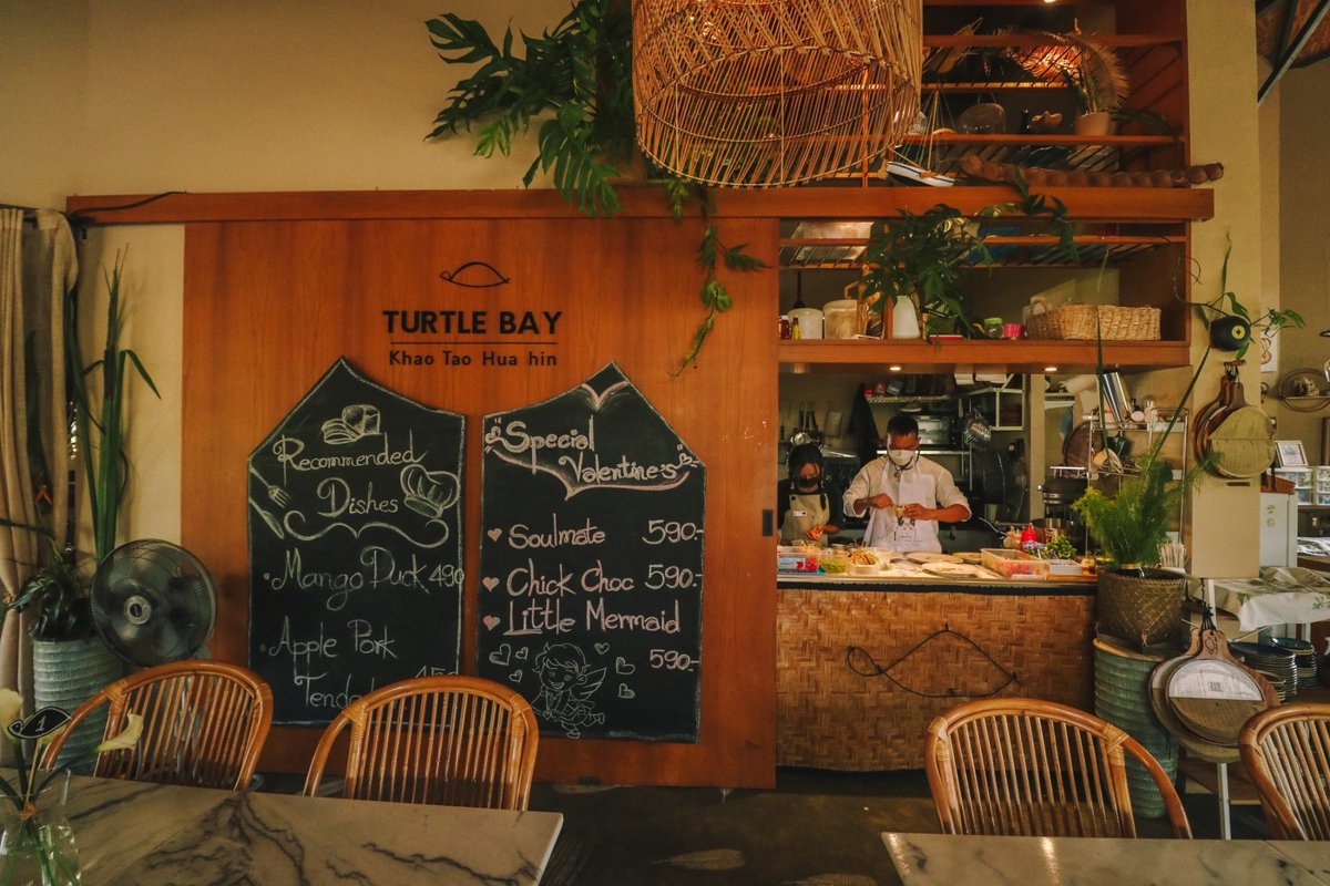 247Journey's tweet photo. หัวหินรอบนี้ ฟีลดีมากก Eco Guesthouse, Artisan Restaurant &amp; Cafe เปิดใหม่โซนเขาเต่า สวยสงบ ส่วนตัว และคอนเซปต์ดีมากก อาหารก็ดี ต้องไป!

🚩 Turtle Bay Huahin

@aroii @kinjubkinjib @Kin24hrs 
@CafeStoryTH @CAFETELLER @ReviewCafe_TH @japaikin #รีวิวคาเฟ่ #คาเฟ่หัวหิน #ที่พักหัวหิน https://t.co/SJbVkddWoY