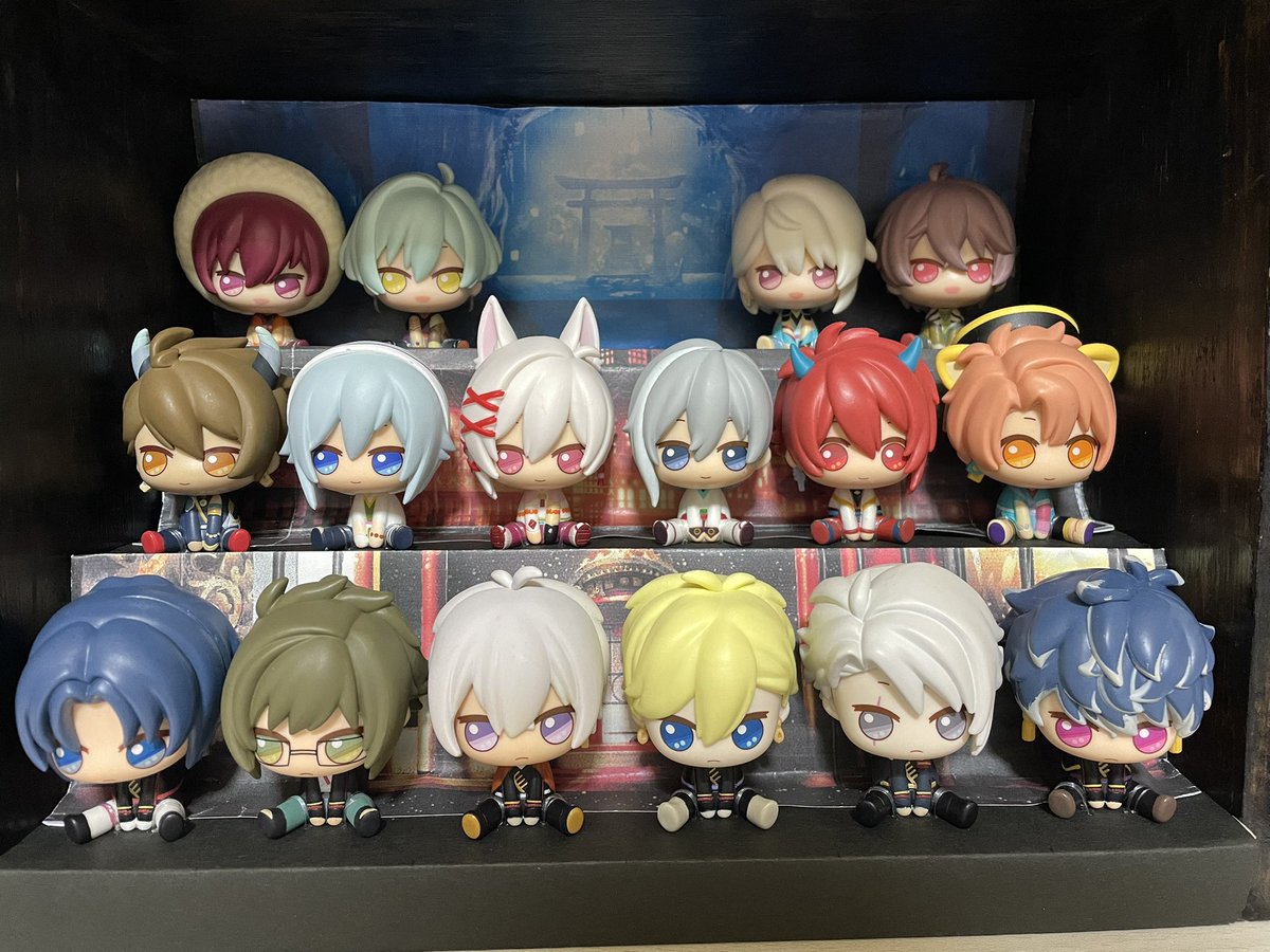 navycat_9's tweet photo. キャラの並べ方は割とこだわりました☺️やっぱり推しの2人は隣で並べたくて…あと実は黒背景だけじゃなくて好みで背景を差し替えできるようにしてみました〜🌃これが意外と上手くいって嬉しかった🥰フィギュア自体が好きなのでコンプできて本当によかったです！飾るのも楽しめて大大大満足🙆‍♀️
 #アイナナ https://t.co/ihHHzqE23V